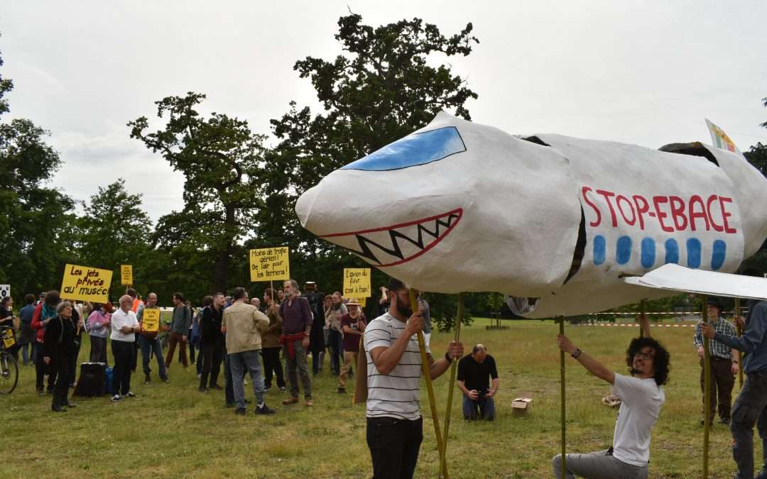 La Semana de Acción Internacional contra los jets privados alcanza su punto álgido con el bloqueo del aeropuerto de Farnborough
